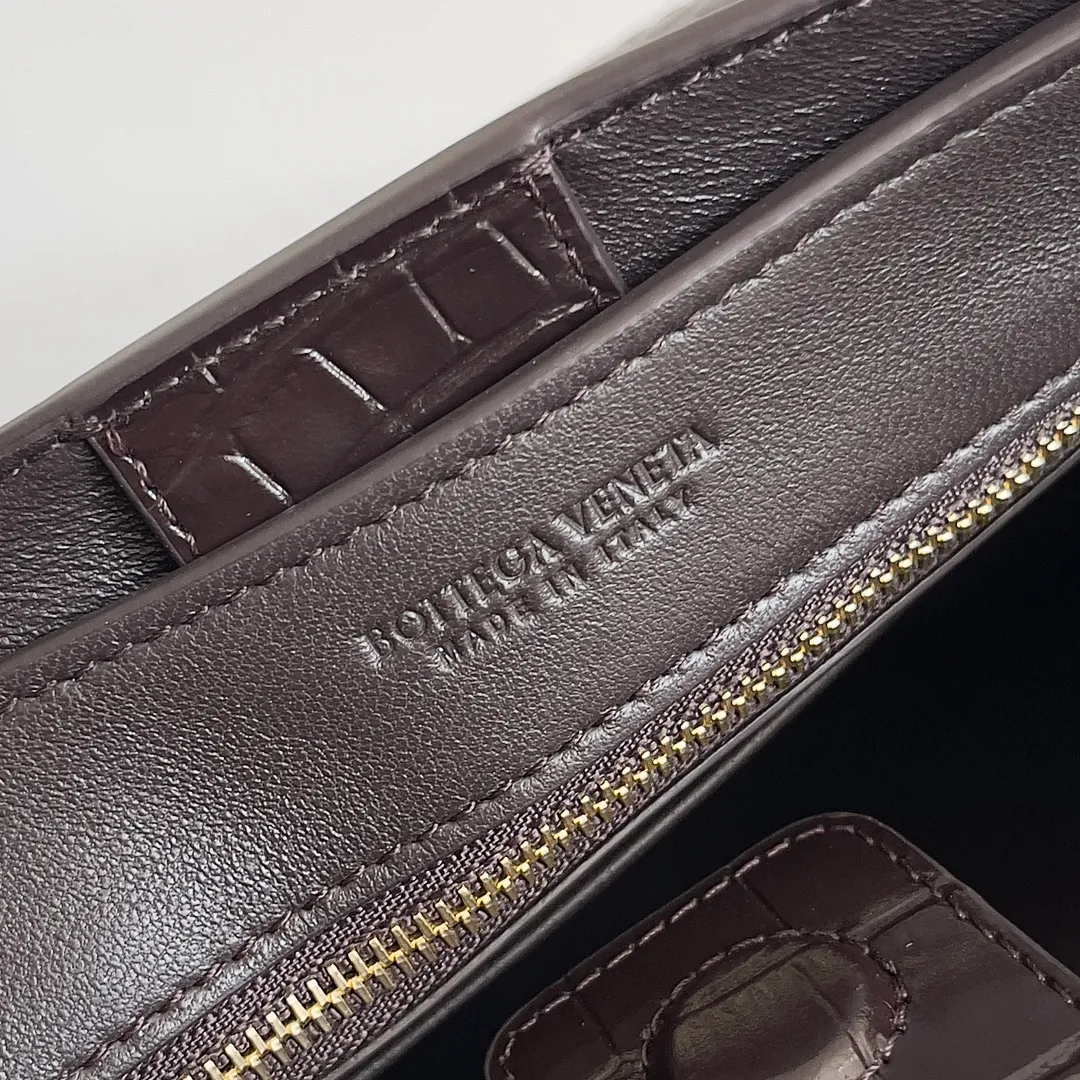 Batch 2880 BOTTEGA VENETA new women's crocodile leather ANDIAMO is shipped! ! ! As a classic model of the BV family, each innovation brings different surprises to fans. There are three ways to carry it with different makeup. Crocodile skin is called the gold in leather and is famous for its top luxury and rarity. During use, the luster of the crocodile skin will not fade or fade with time. No matter how long it is used, it will still remain new. And because each crocodile skin is different, the effect of each crocodile leather bag is different. Style number: 777614 Size: 22*9*15.5cm